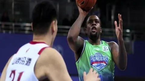 《战锤40K》官方澄清AI疑云海报风波，揭秘真相！